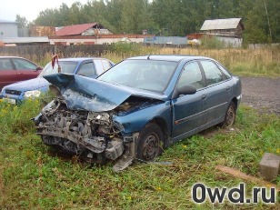 Битый автомобиль Renault Laguna